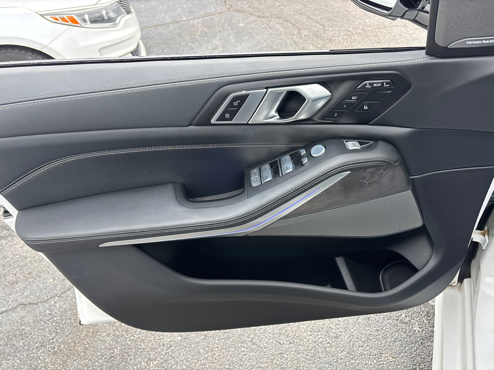 Used 2023 BMW X7 xDrive40i w/ M Sport Package image 11