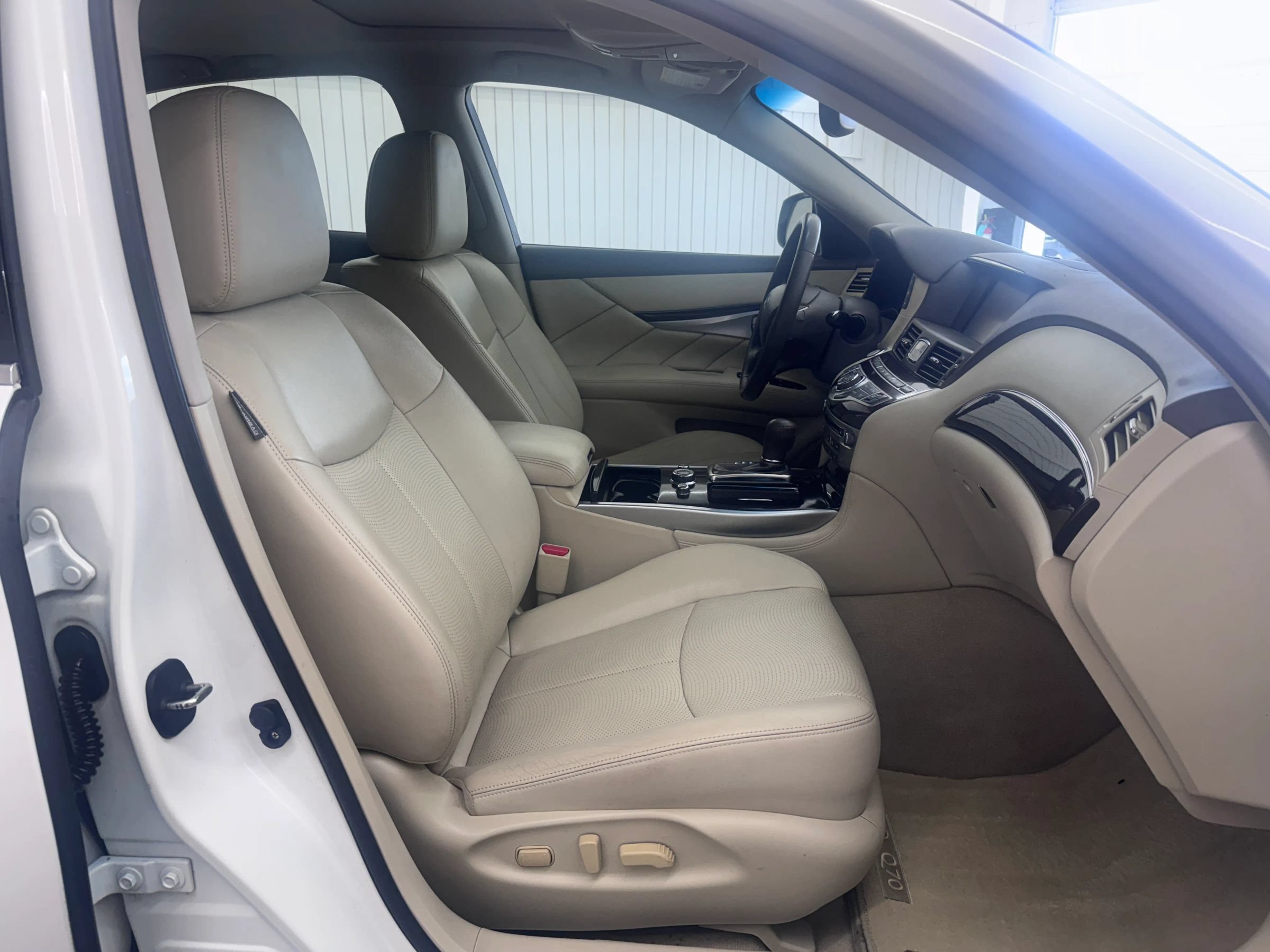 Used 2015 INFINITI Q70 3.7 RWD image 10