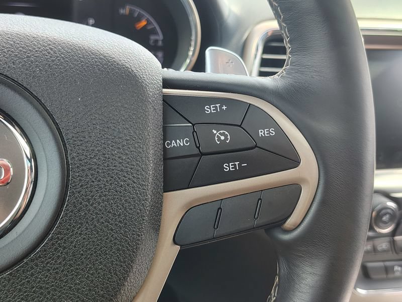 Used 2017 Jeep Grand Cherokee Overland AWD/4WD image 34