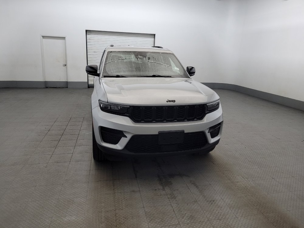 Used 2023 Jeep Grand Cherokee Altitude AWD/4WD image 14