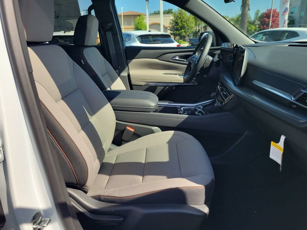 New 2027 Chevrolet Traverse LT w/ Midnight/Sport Edition FWD image 17