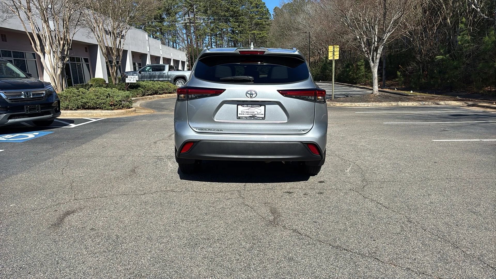 Used 2023 Toyota Highlander XLE image 6