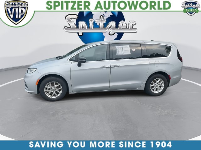 Used 2024 Chrysler Pacifica Touring-L FWD image 5