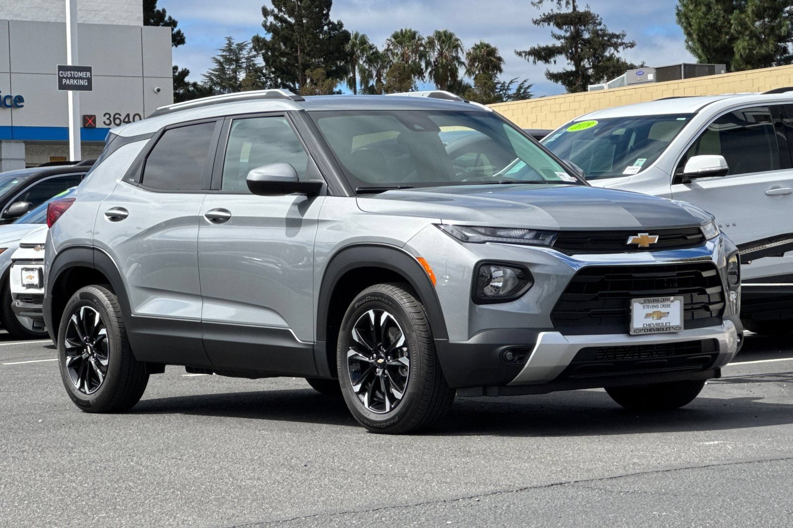 Used 2023 Chevrolet TrailBlazer LT FWD image 2
