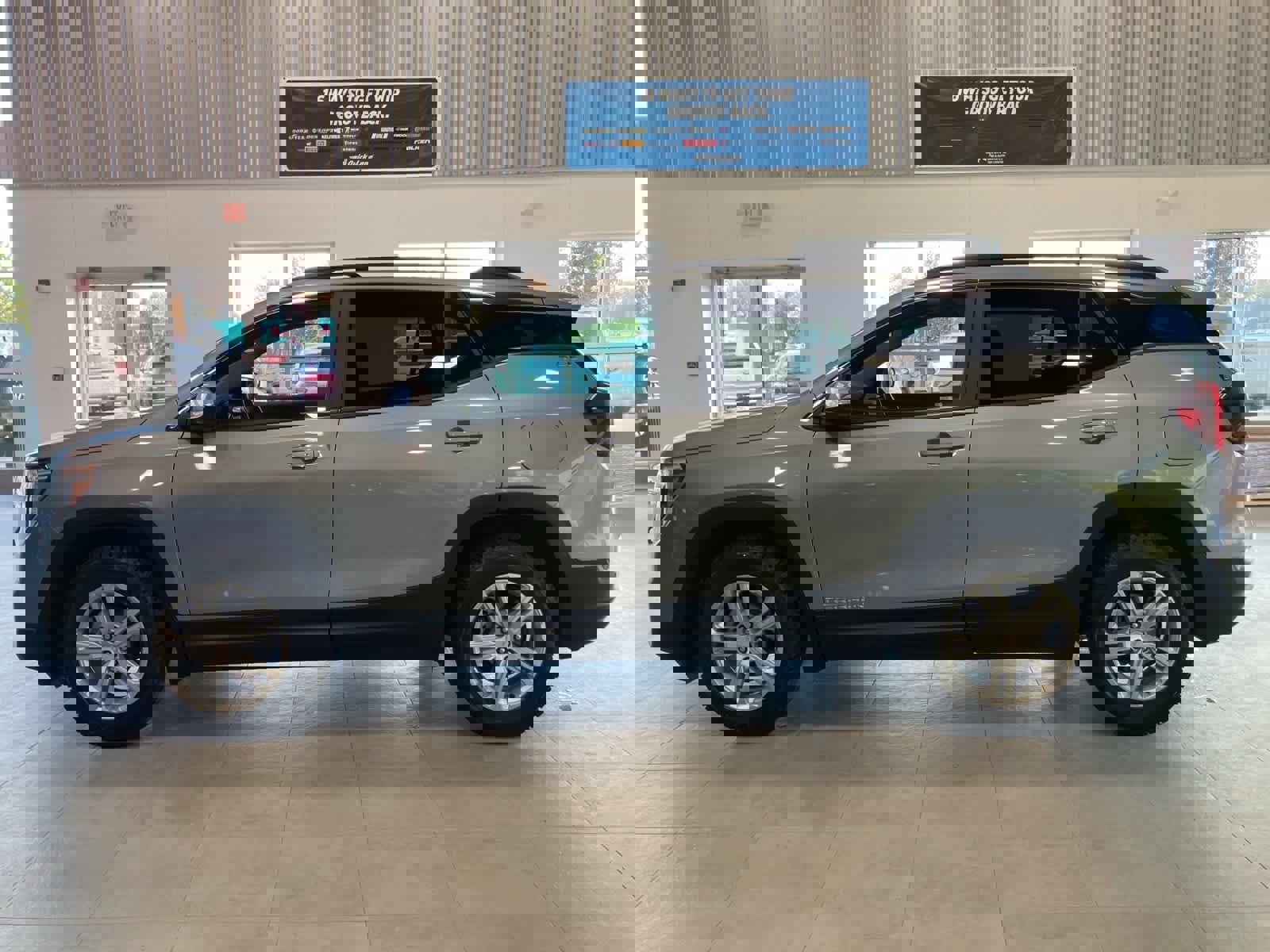 Used 2023 GMC Terrain SLE w/ Driver Convenience Package image 8