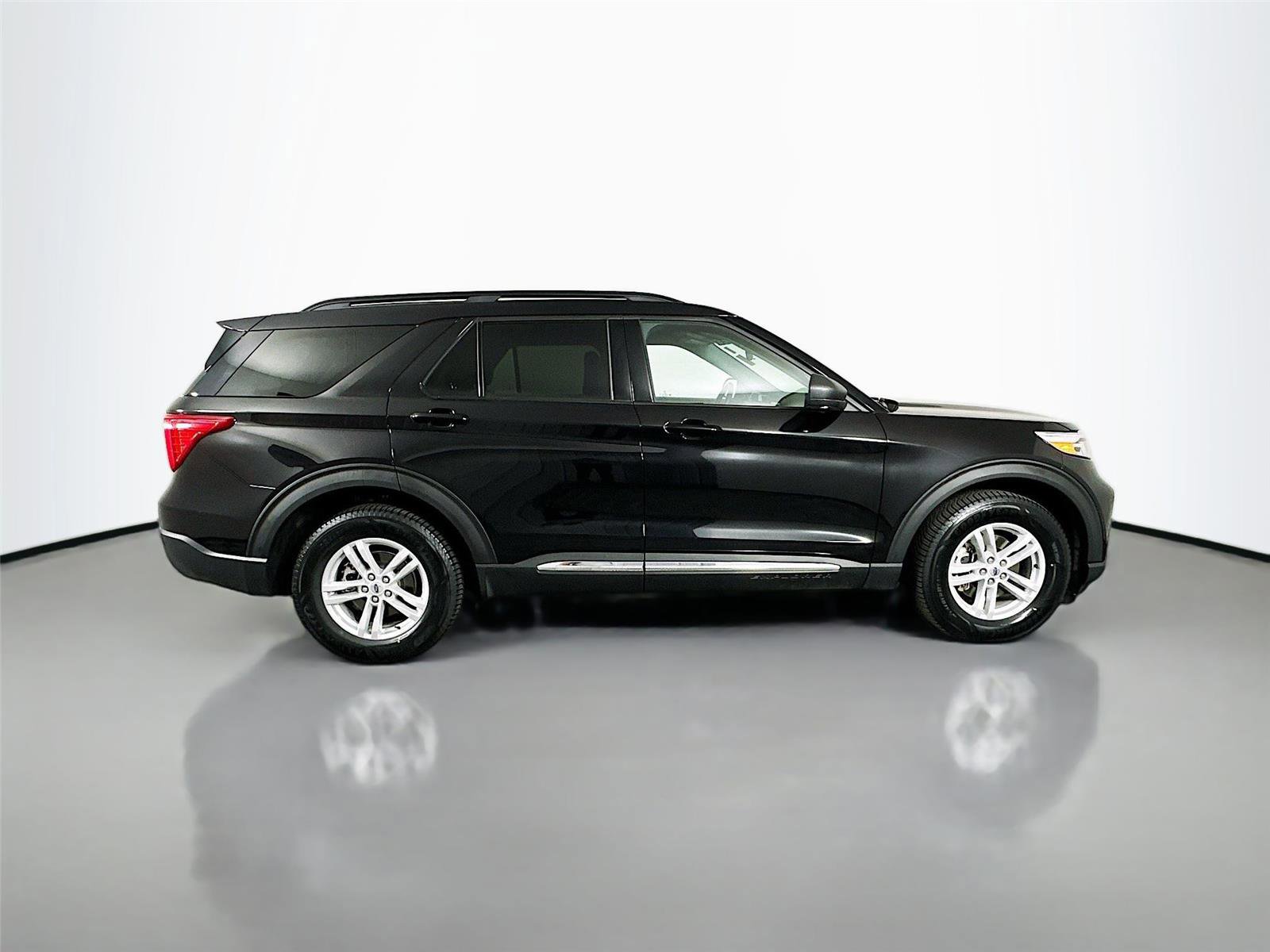 Used 2024 Ford Explorer XLT w/ Equipment Group 202A AWD/4WD image 17