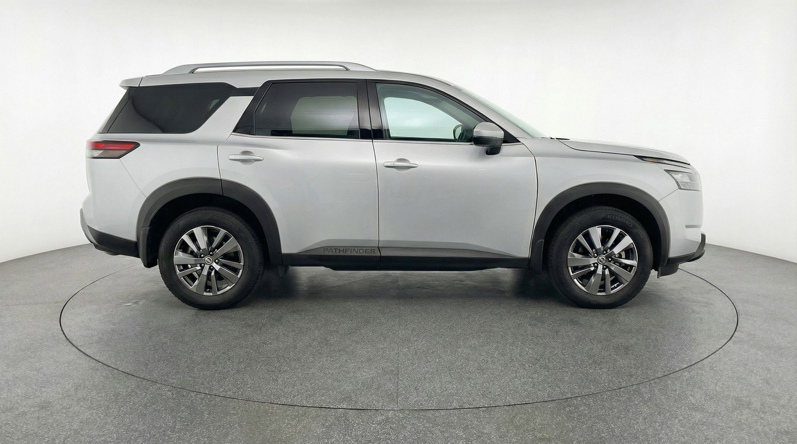 Used 2025 Nissan Pathfinder SV image 11