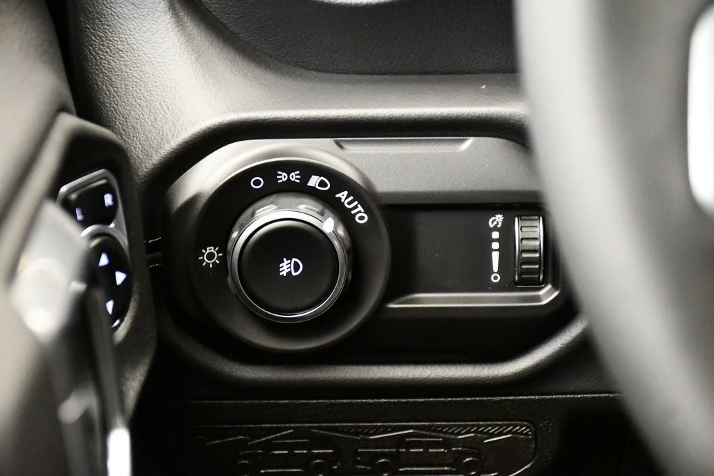 Used 2025 Jeep Wrangler Sahara image 20