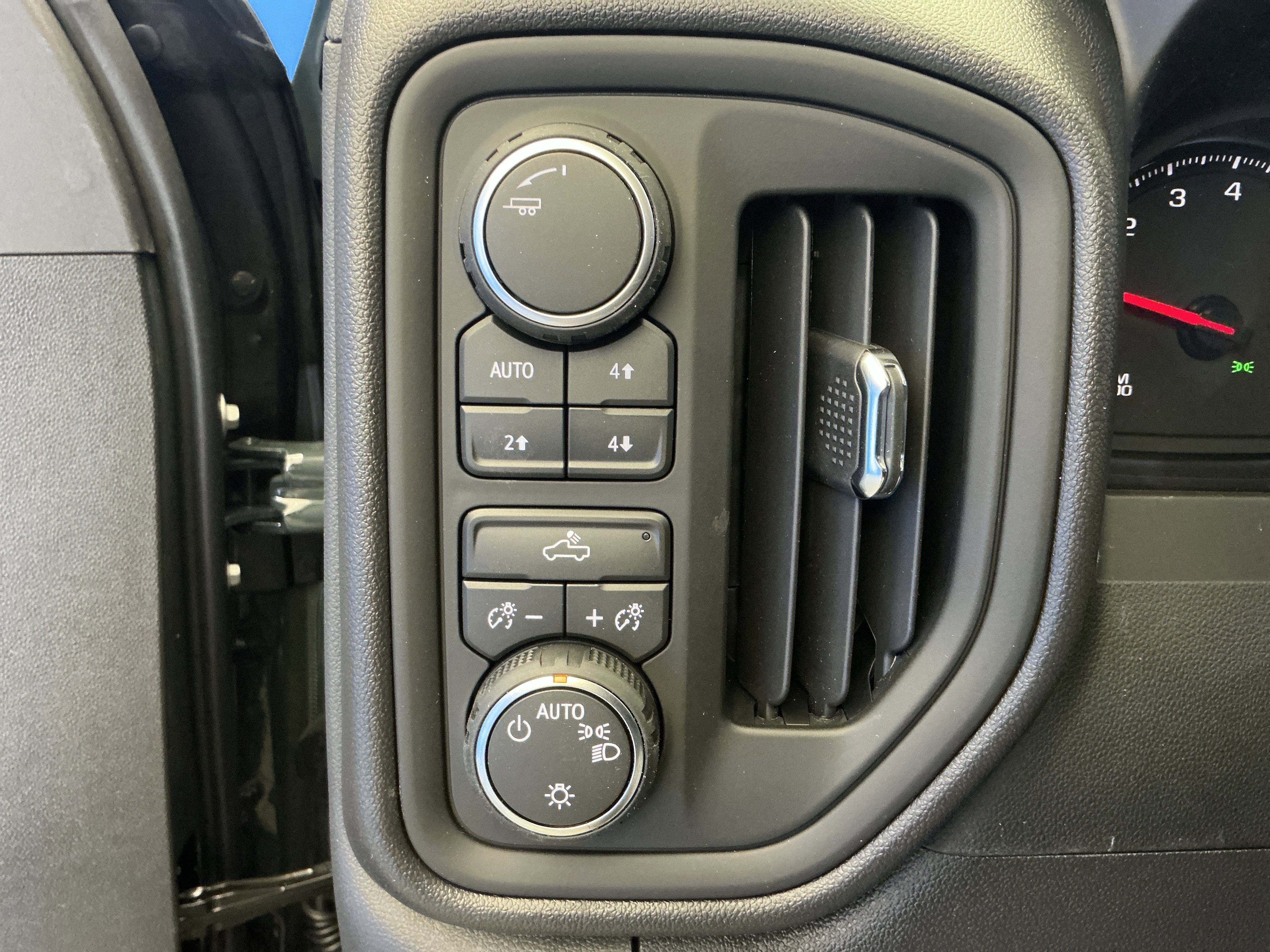 New 2026 Chevrolet Silverado 1500 Custom Trail Boss w/ LPO, Dark Essentials Package AWD/4WD image 16