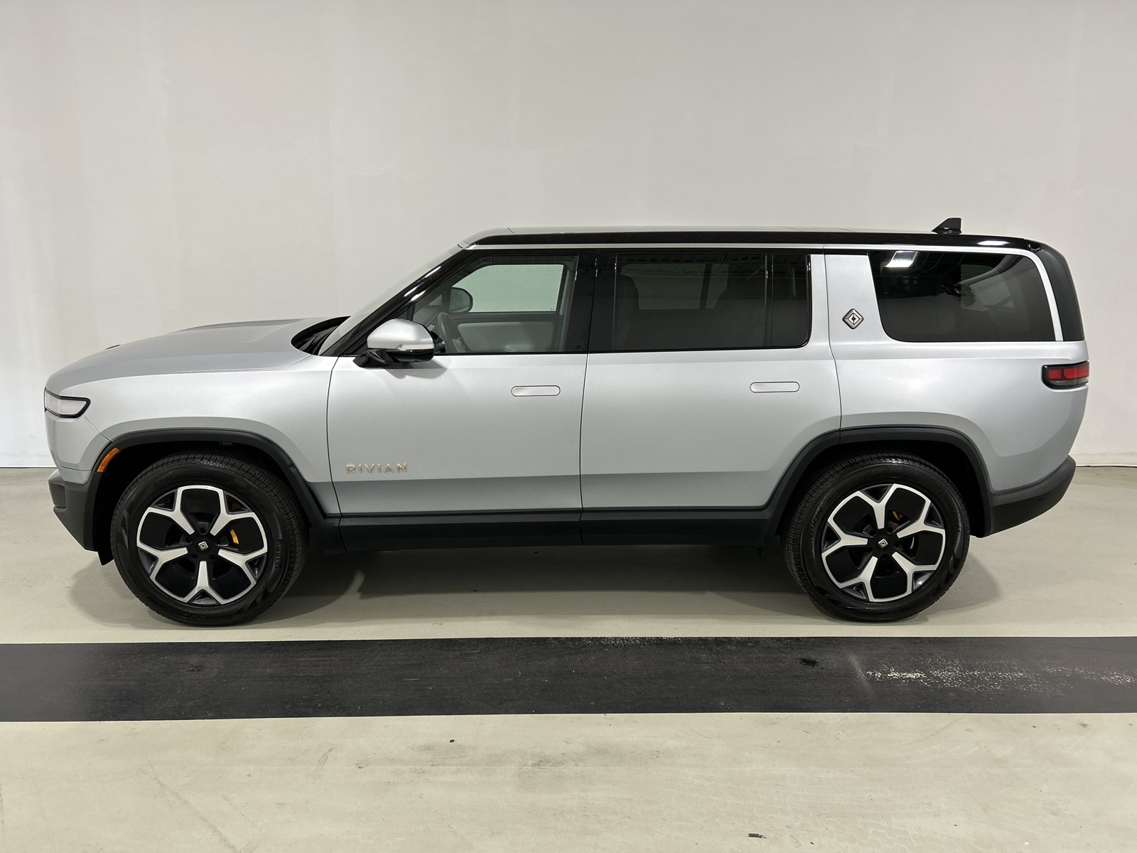 Used 2024 Rivian R1S Adventure AWD/4WD image 2
