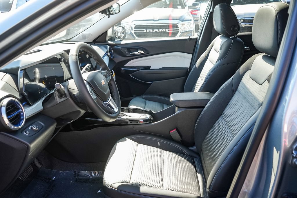 New 2026 Chevrolet Trax LT w/ Sunroof Package FWD image 17