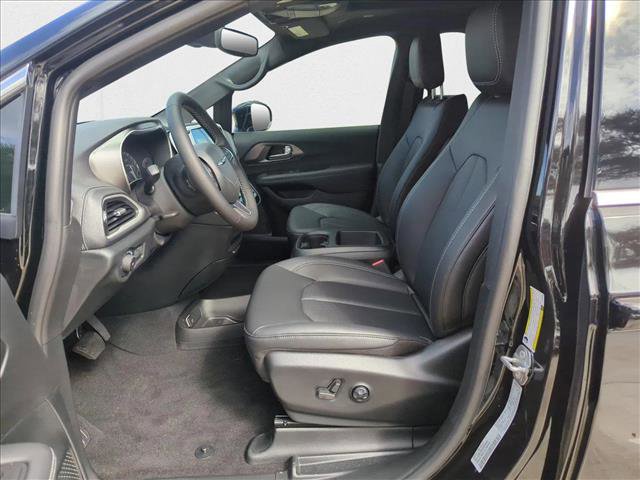 New 2025 Chrysler Pacifica Select video 4