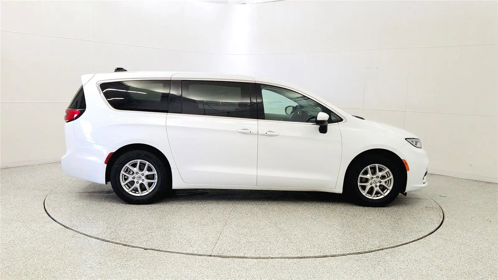 Used 2023 Chrysler Pacifica Touring-L FWD image 8