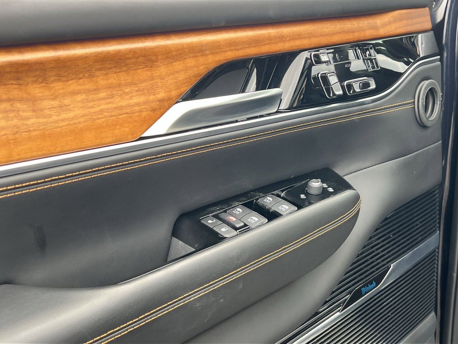 Used 2024 Jeep Grand Wagoneer Series III image 14