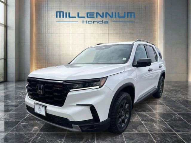 Used 2023 Honda Pilot TrailSport image 1