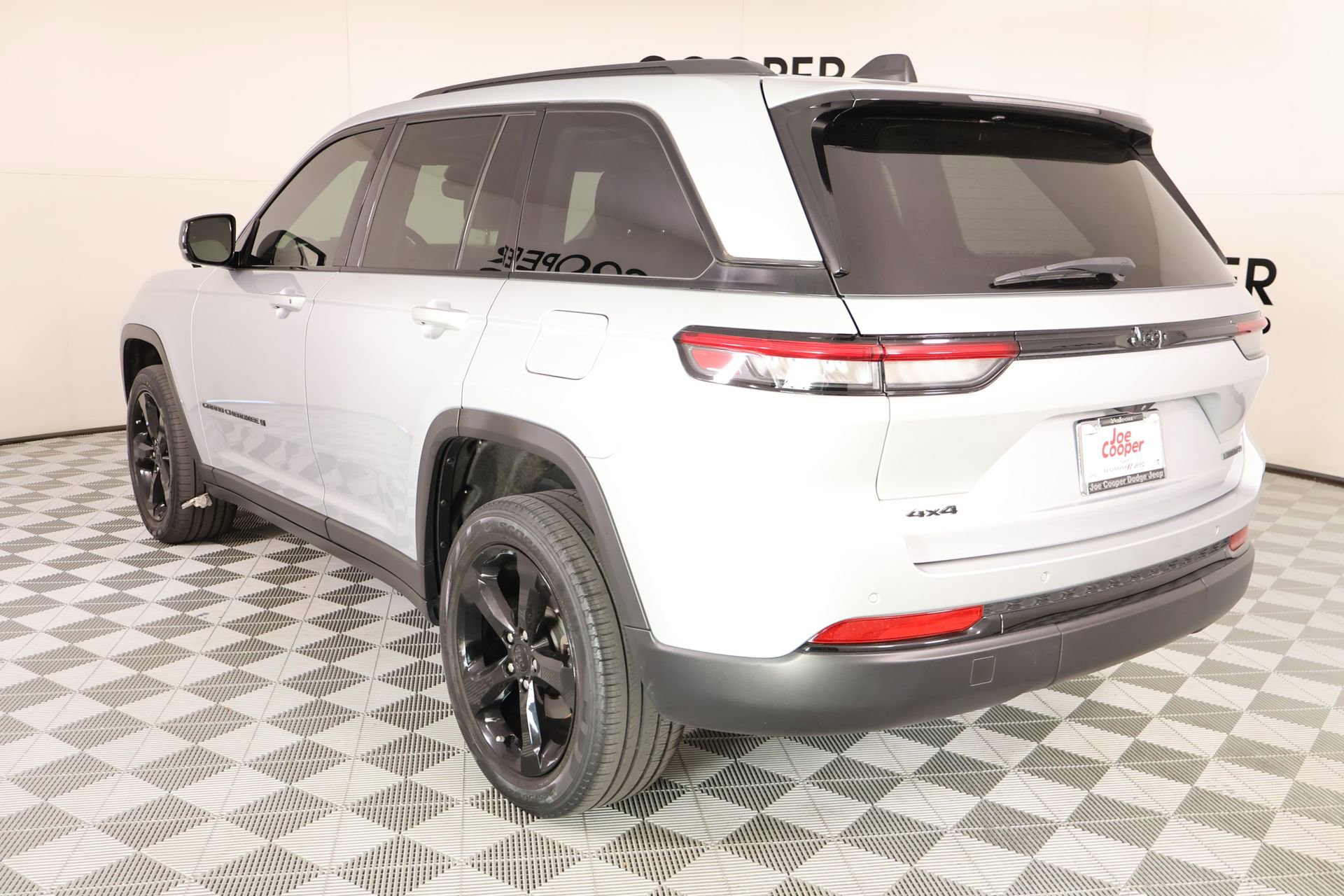 Used 2023 Jeep Grand Cherokee Limited w/ Black Appearance Package AWD/4WD image 25
