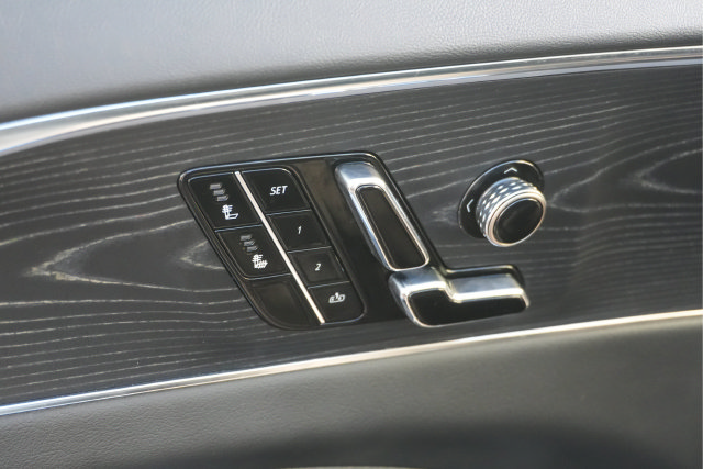 Used 2024 Cadillac Lyriq Luxury w/ LPO, Floor Liner Package AWD/4WD image 12