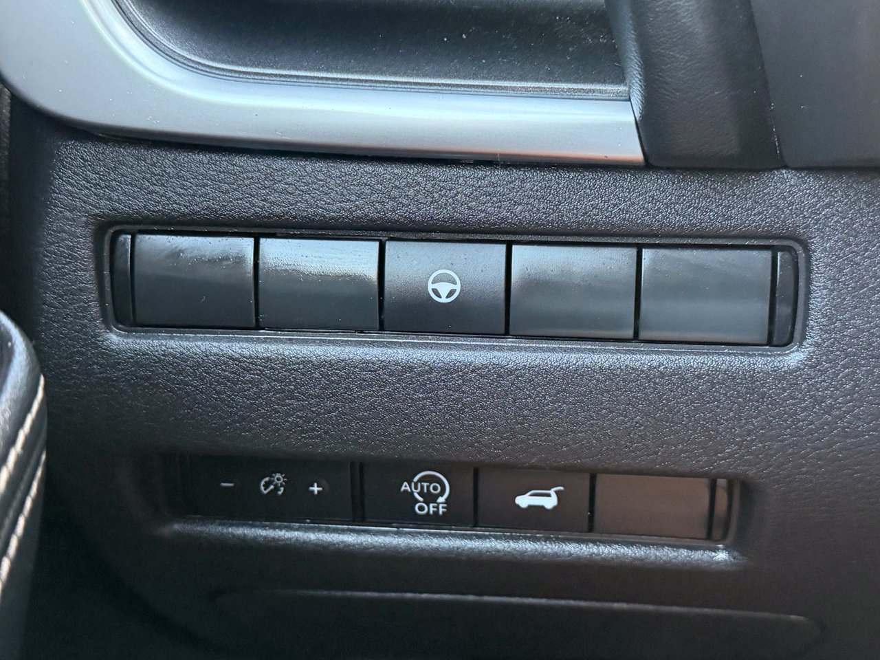 Certified 2025 Nissan Rogue SV FWD image 17