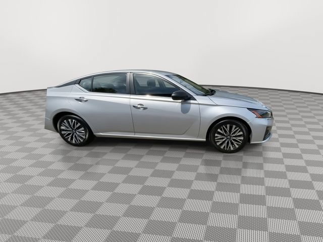 Used 2024 Nissan Altima 2.5 SV FWD image 2