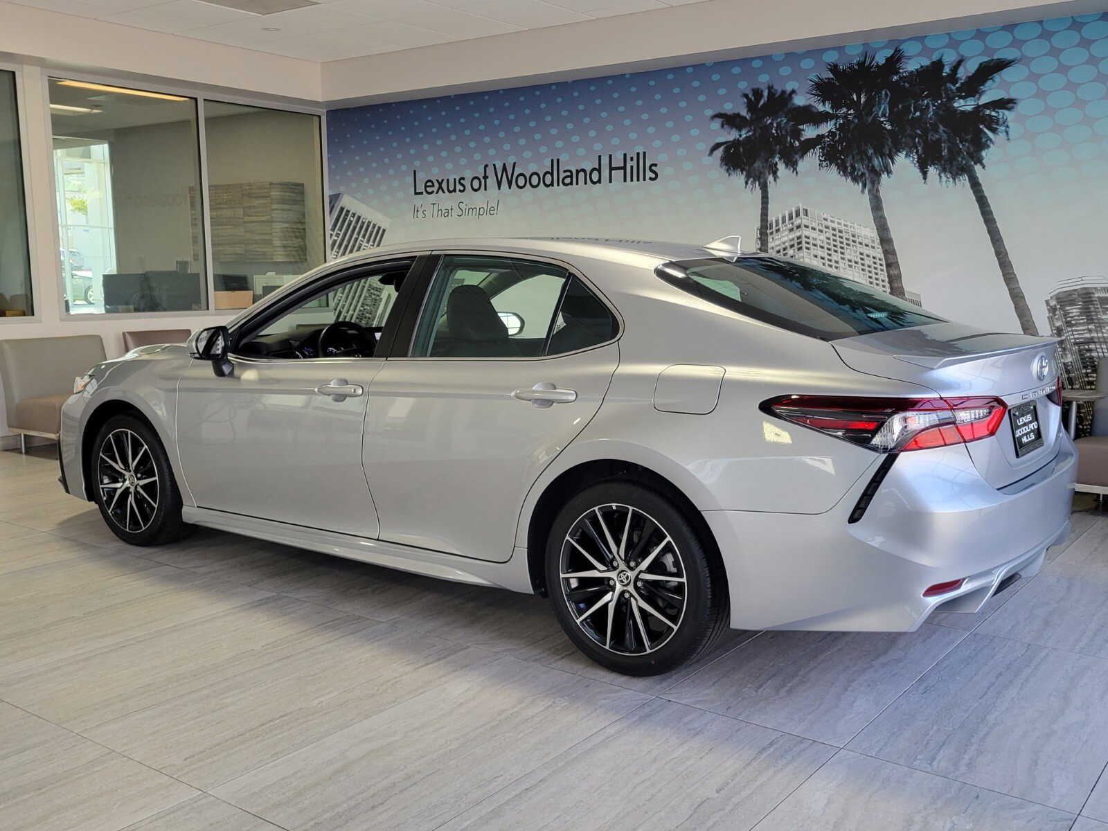 Used 2023 Toyota Camry SE FWD image 3