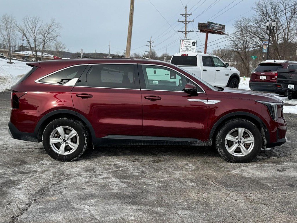 Used 2024 Kia Sorento LX image 2