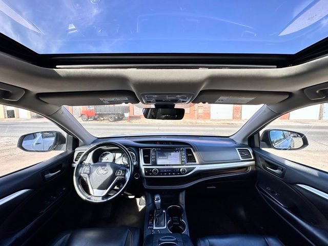 Used 2017 Toyota Highlander XLE image 32