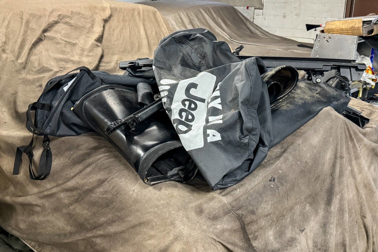 Used 2018 Jeep Wrangler Unlimited Sahara w/ Dual Top Group image 39