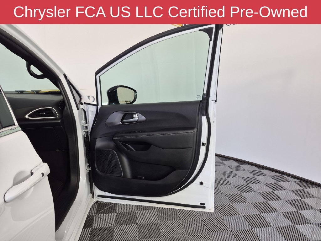 Certified 2025 Chrysler Pacifica Select FWD image 36