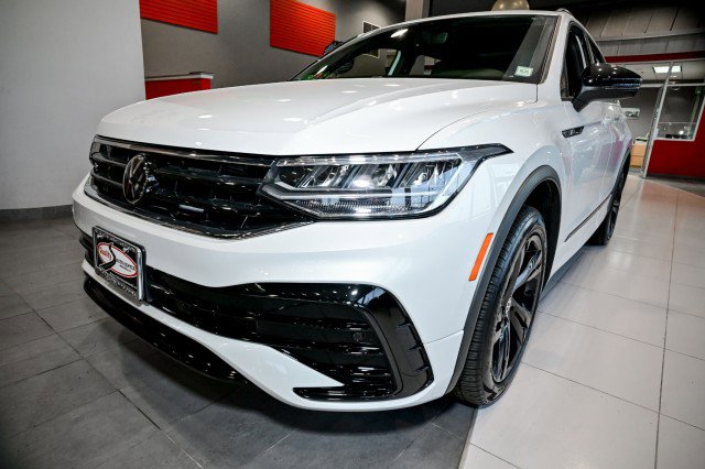 Used 2024 Volkswagen Tiguan SE R-Line image 9