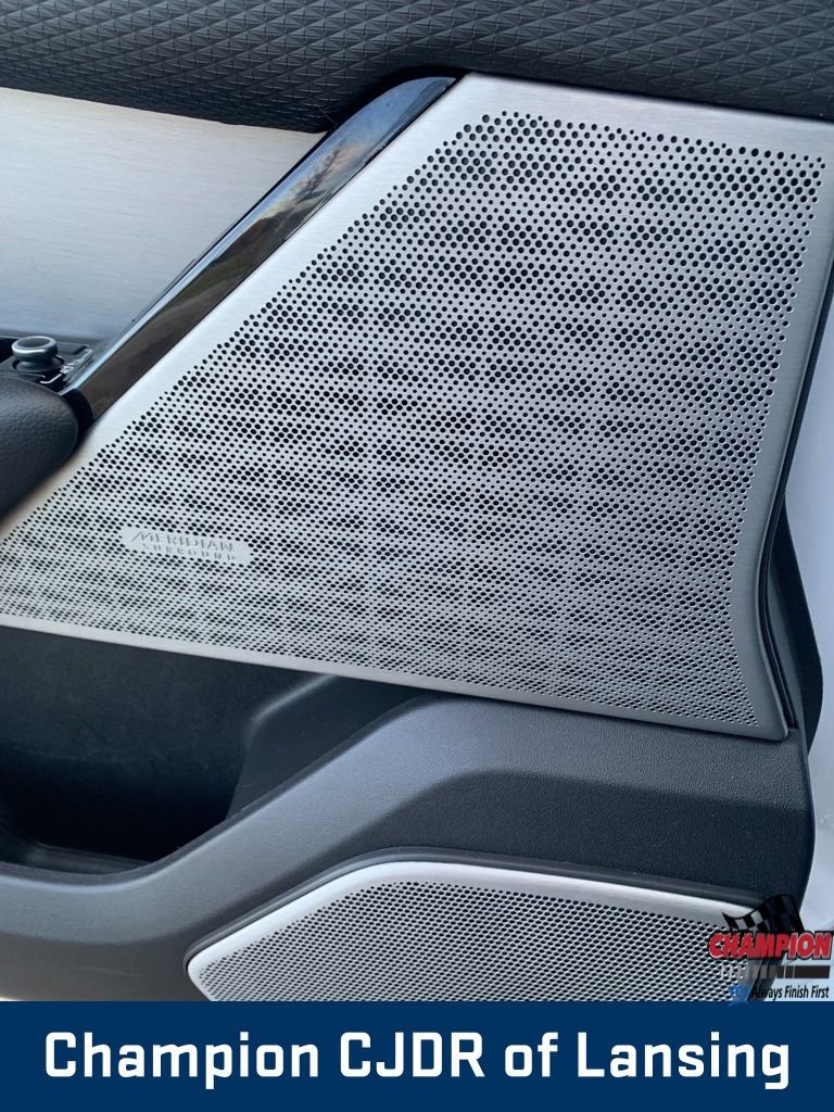 Used 2018 Land Rover Range Rover Velar R-Dynamic SE image 21