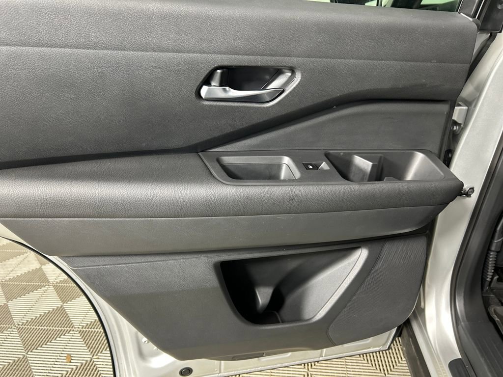 Used 2022 Nissan Pathfinder SV w/ SV Black Package image 16