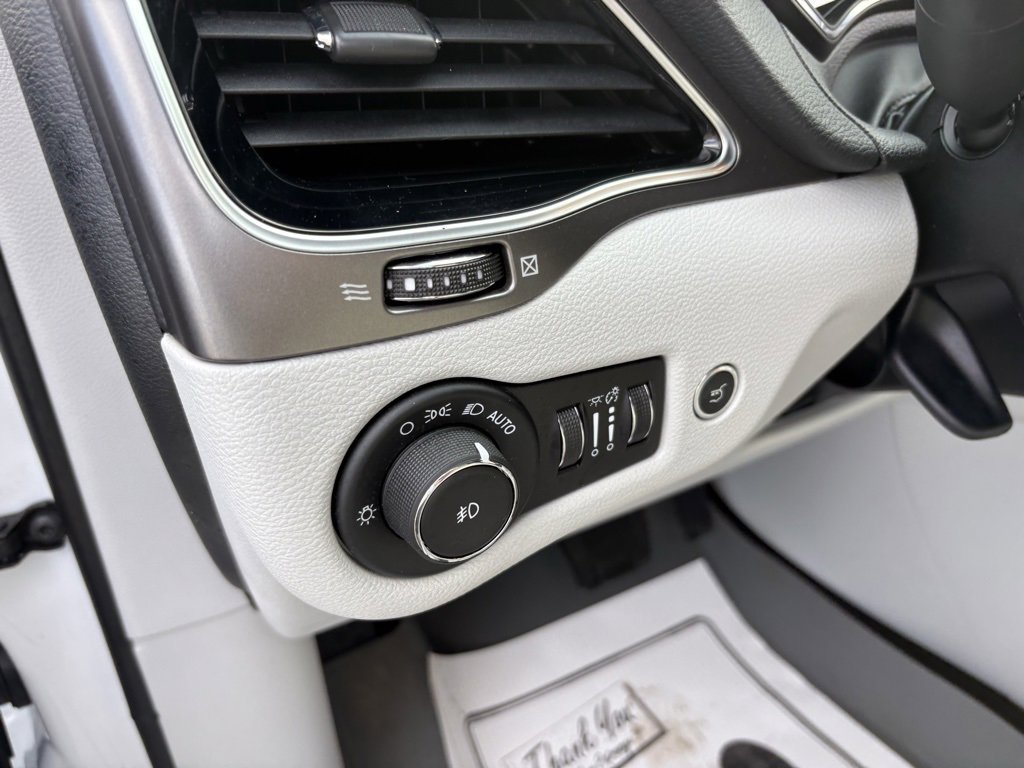 Used 2019 Jeep Cherokee Limited image 39