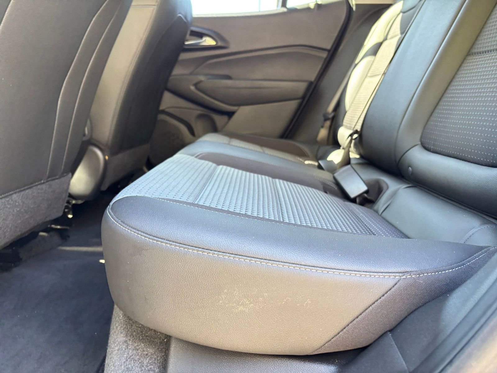 Used 2025 Chevrolet Trax LT w/ LT Convenience Package image 27