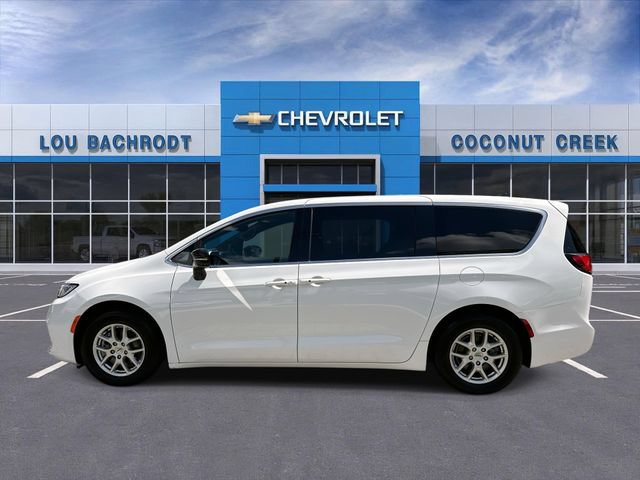 Used 2024 Chrysler Pacifica Touring FWD image 5