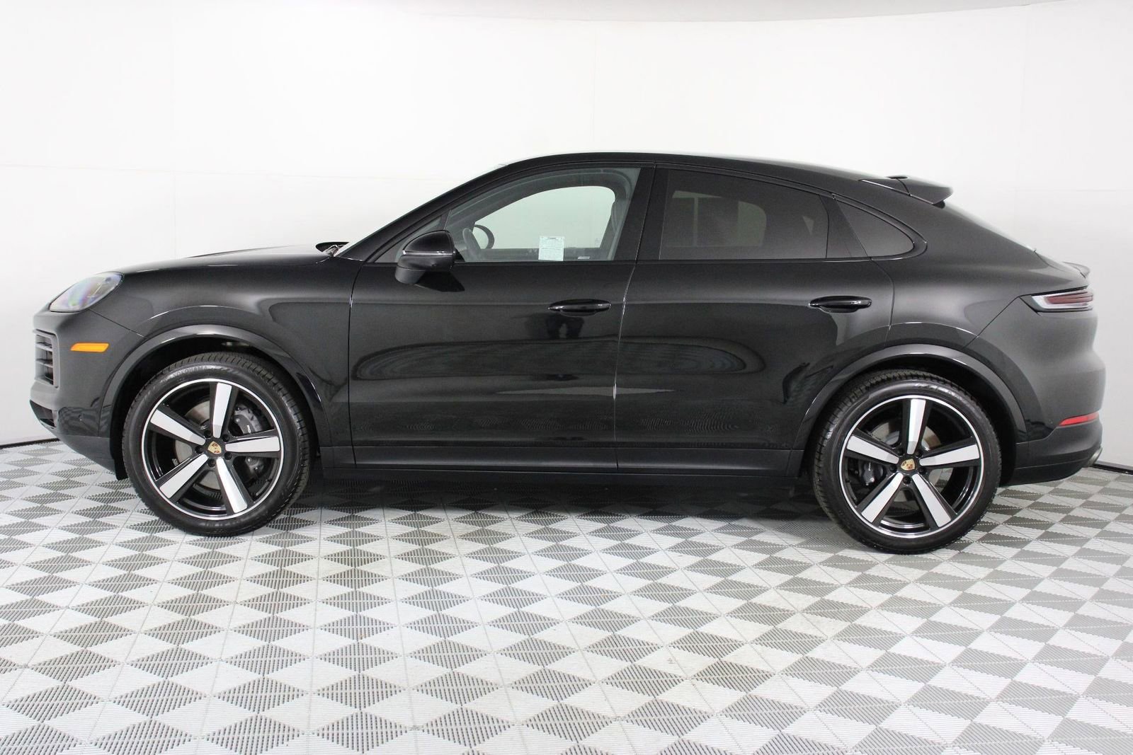 Certified 2025 Porsche Cayenne Coupe image 2