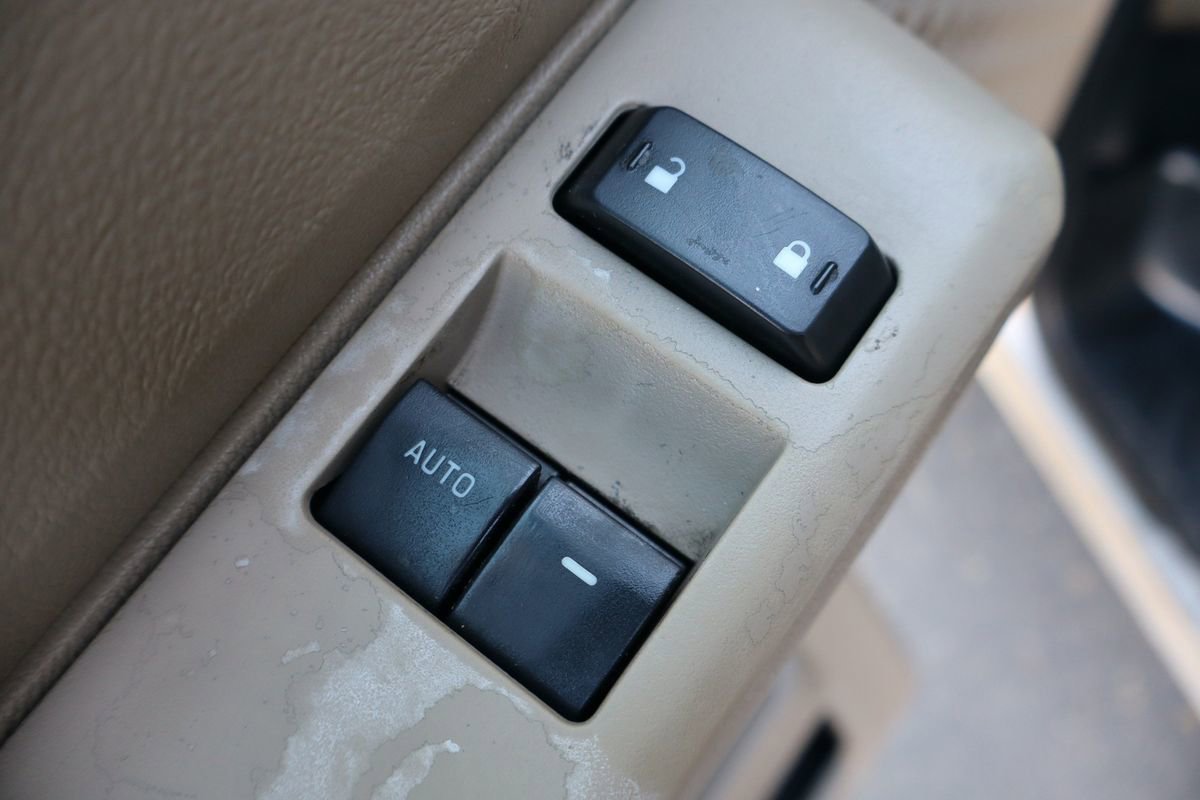 Used 2009 Ford E-350 and Econoline 350 Super Duty Wagon image 29