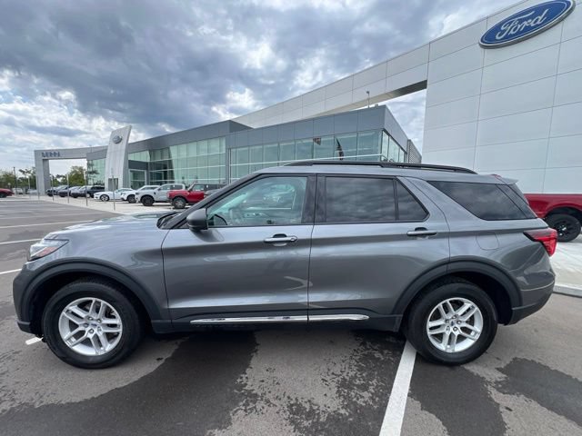 Used 2025 Ford Explorer Active AWD/4WD image 8