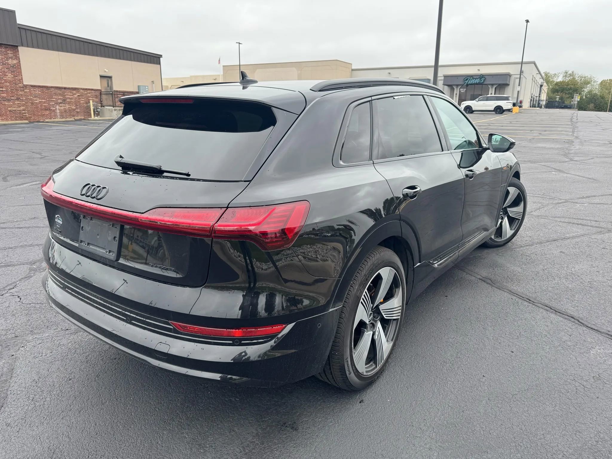 Used 2022 Audi e-tron Premium Plus image 3