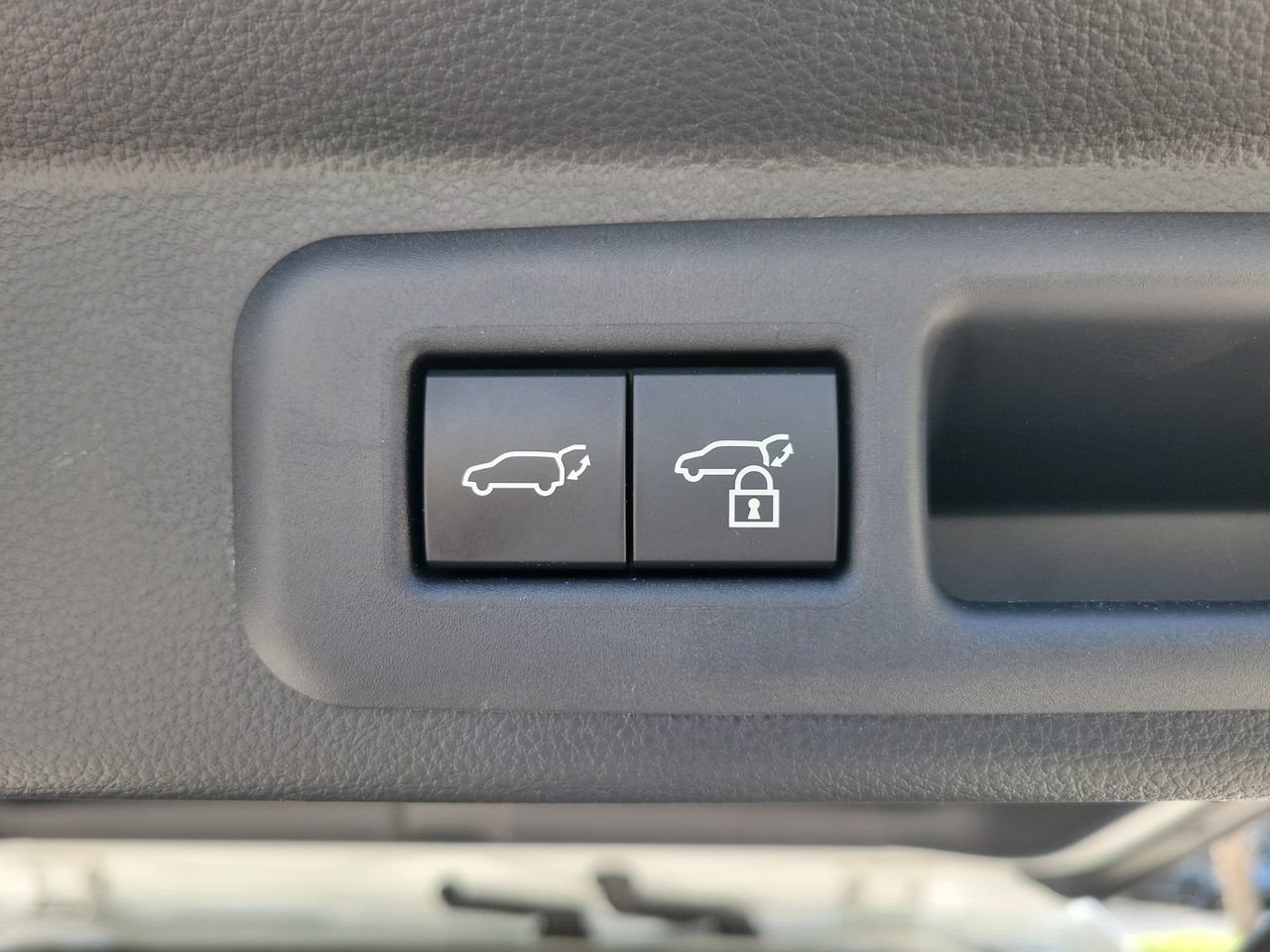 Used 2025 Toyota Sequoia Capstone AWD/4WD image 8
