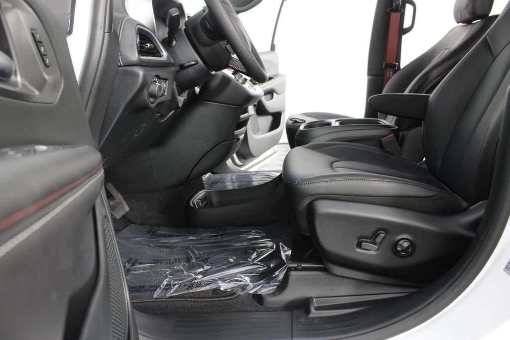 New 2027 Chrysler Pacifica Select FWD image 16