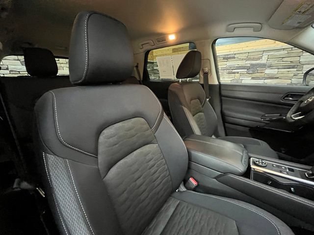 Used 2025 Nissan Pathfinder SV AWD/4WD image 17