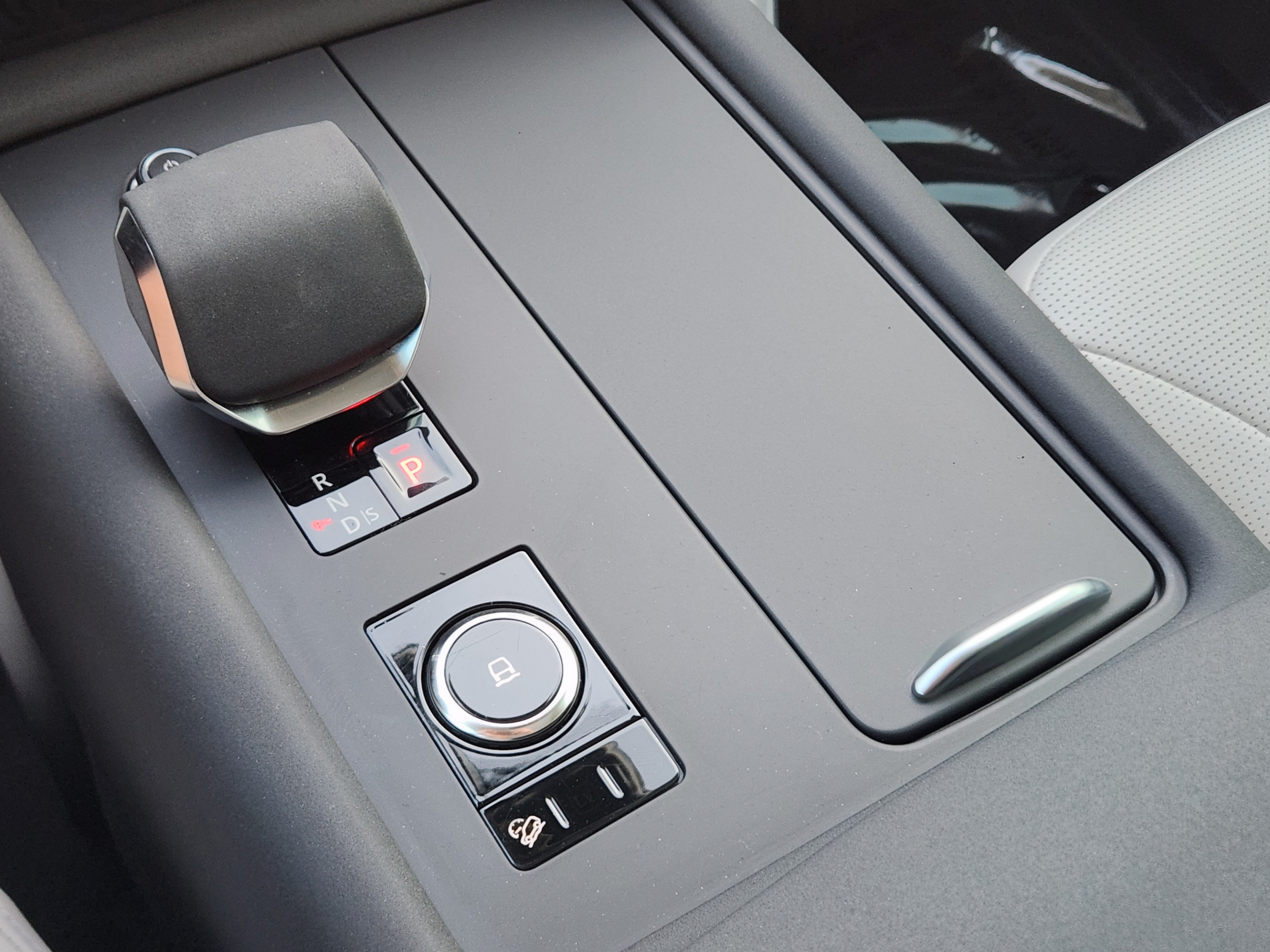 Certified 2025 Land Rover Discovery S AWD/4WD image 17
