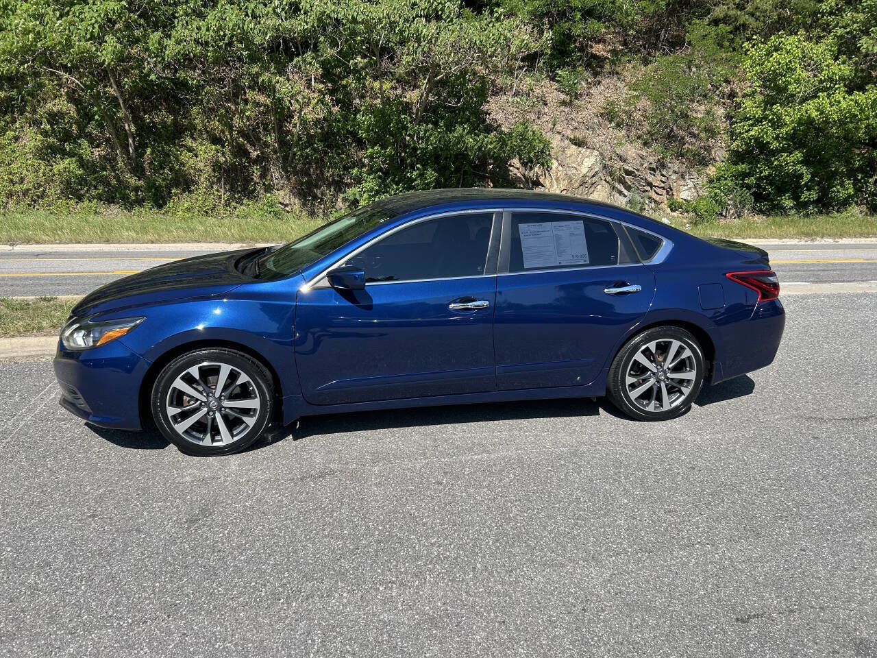 Used 2017 Nissan Altima 2.5 SR w/ LED Appearance Package FWD image 3
