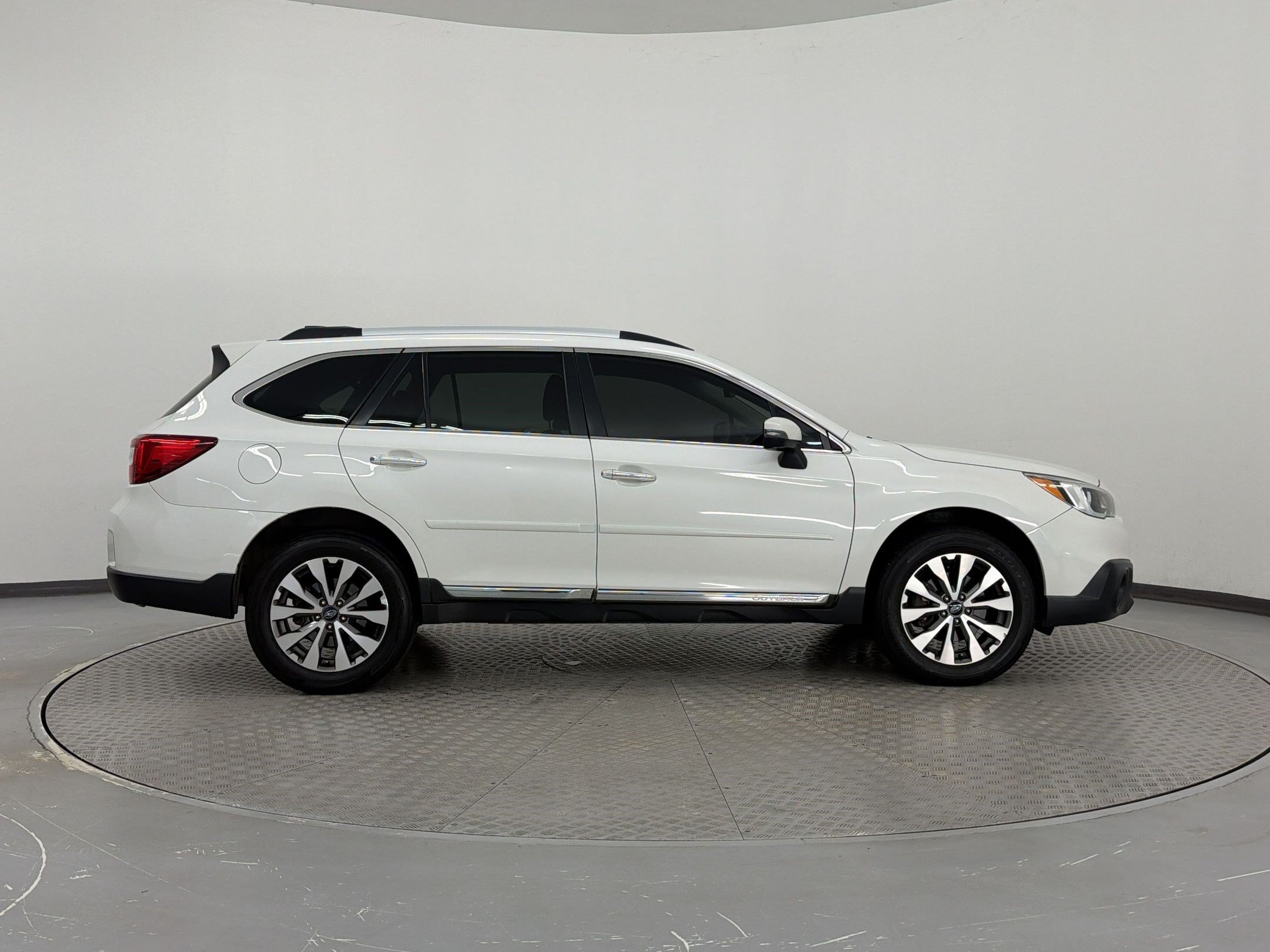 Used 2017 Subaru Outback 3.6R Touring AWD/4WD image 8