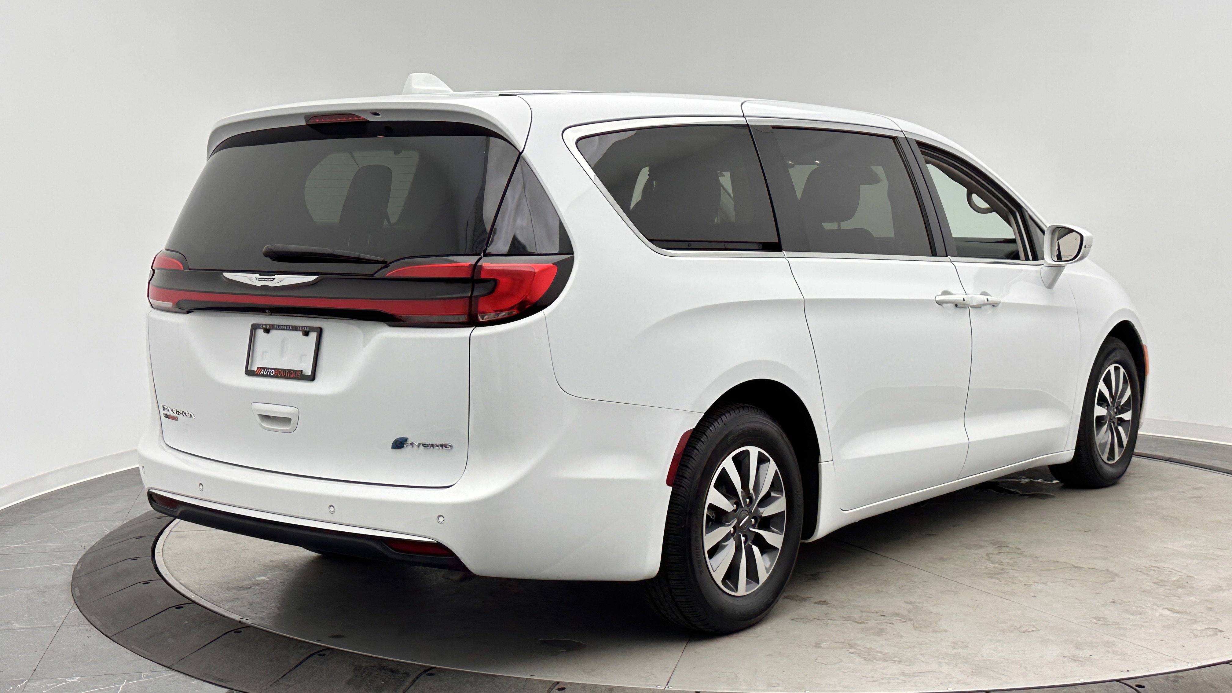 Used 2022 Chrysler Pacifica Touring-L FWD image 7