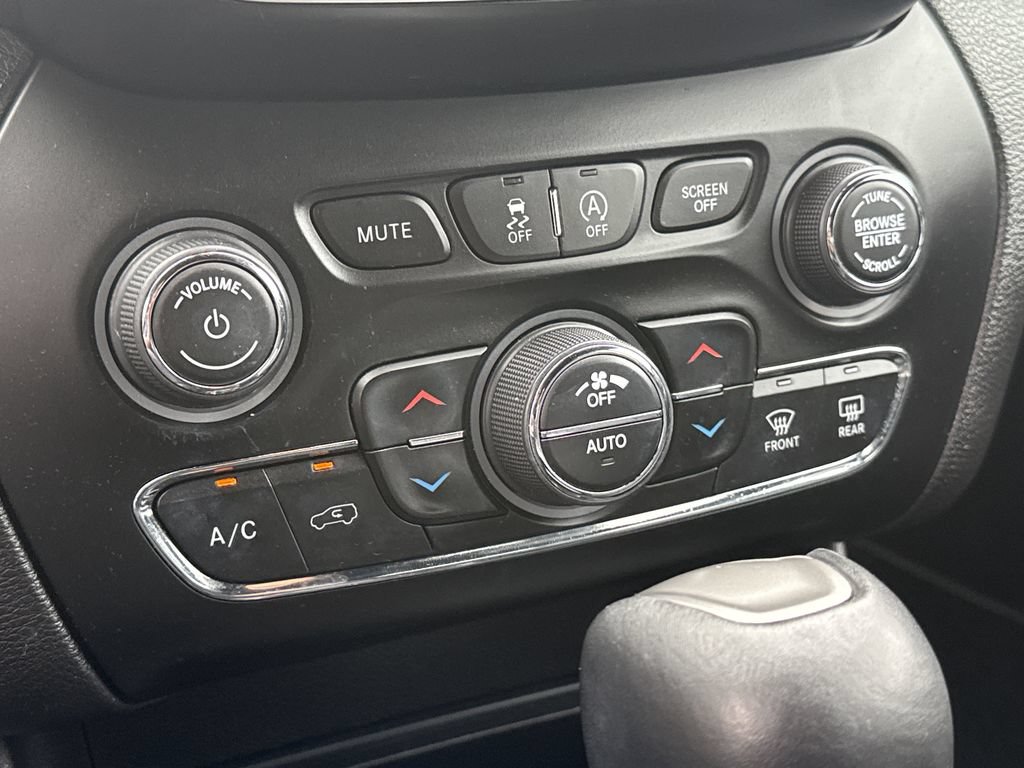 Used 2021 Jeep Cherokee Latitude Lux 80th Anniv w/ Quick Order Package 26U 80TH FWD image 18