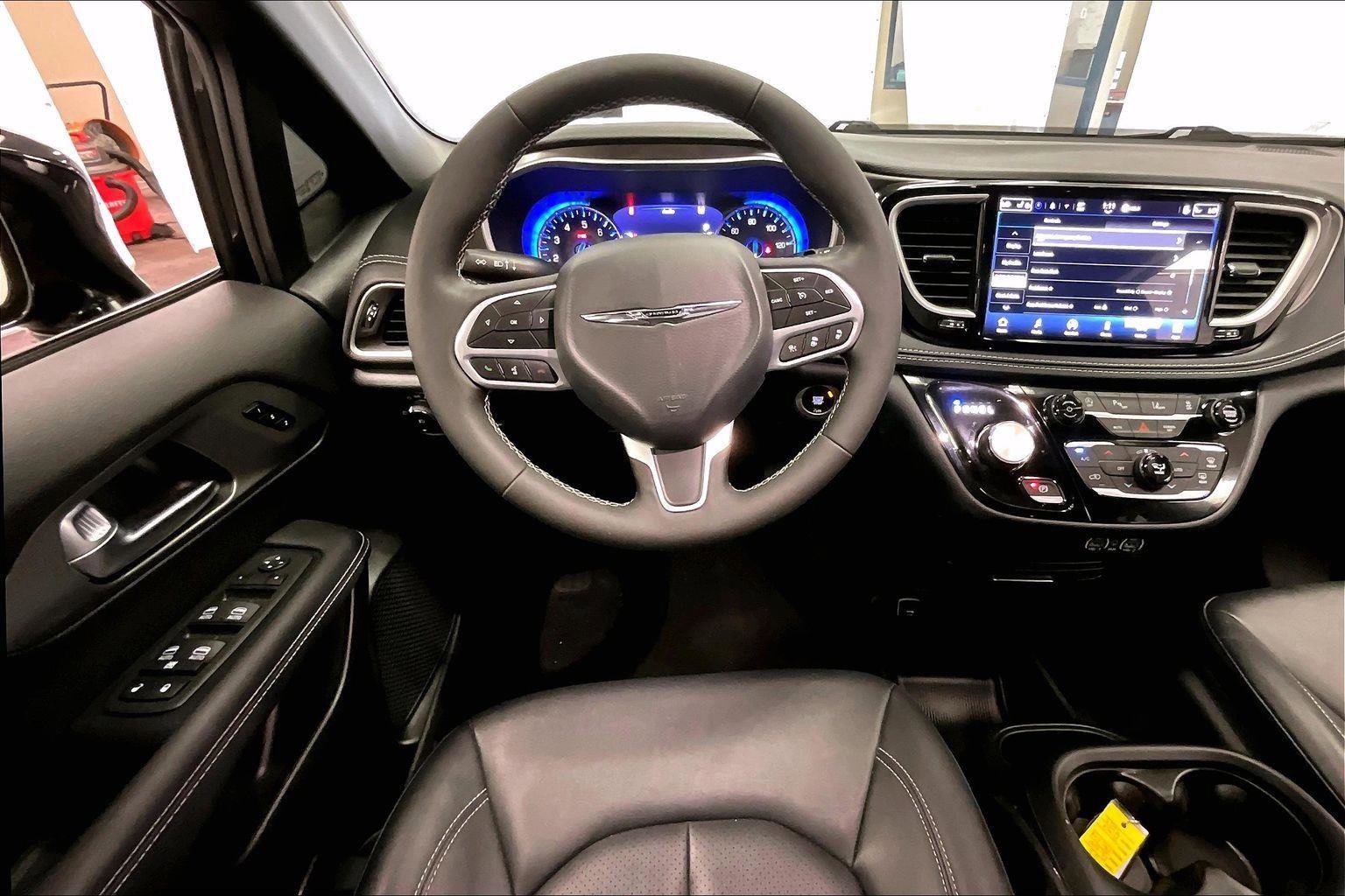 Used 2025 Chrysler Pacifica Select image 5