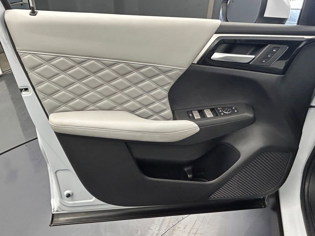 Used 2022 Mitsubishi Outlander SEL image 13