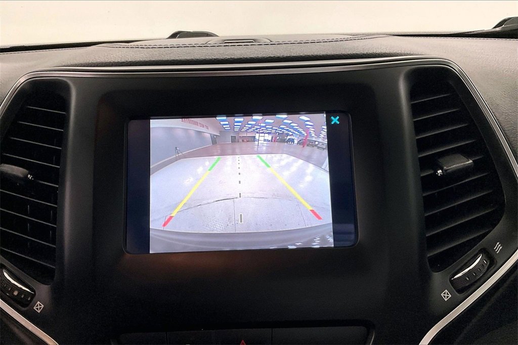 Used 2019 Jeep Cherokee Latitude Plus w/ Comfort/Convenience Group image 14