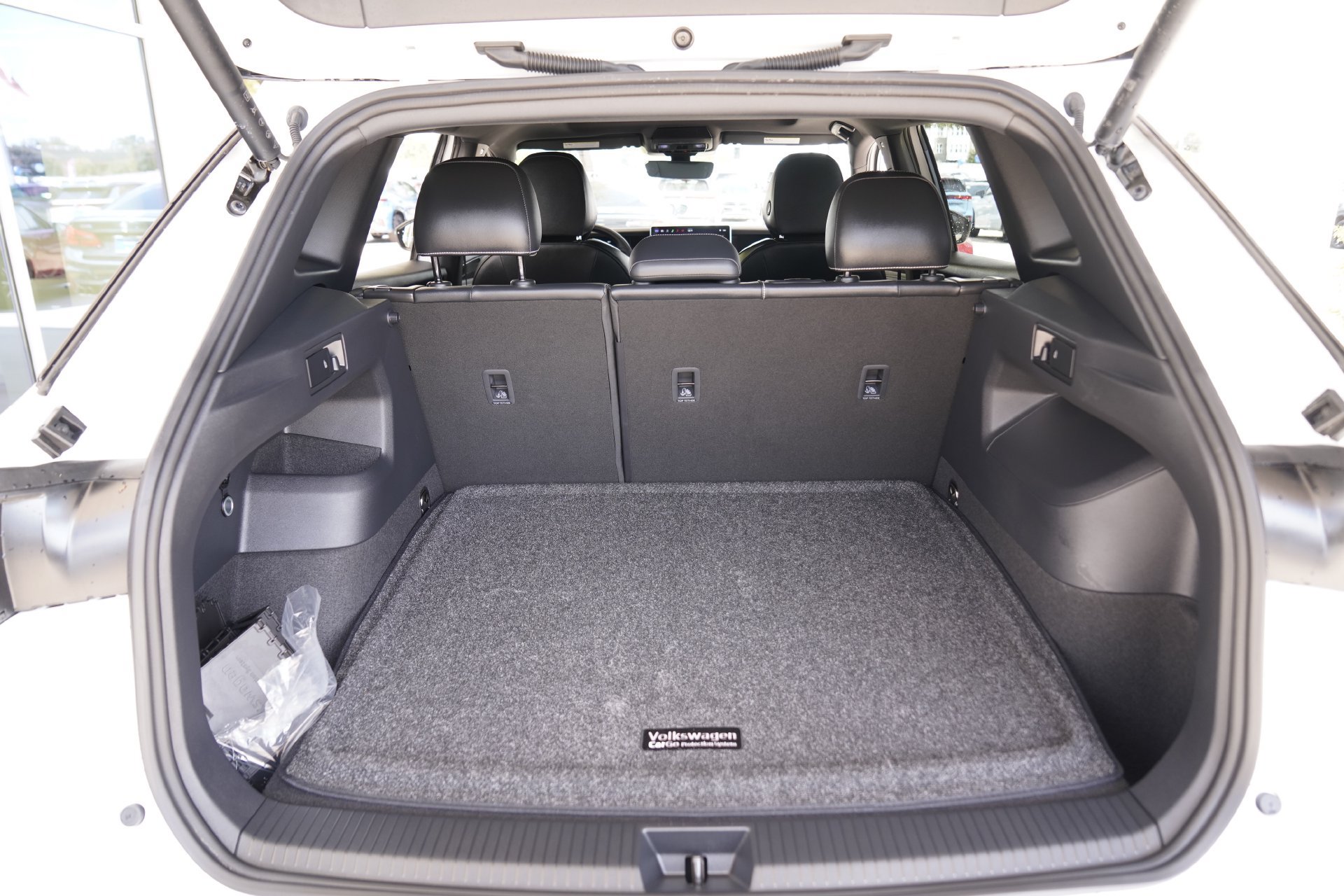 Certified 2026 Volkswagen Tiguan SE R-Line FWD image 32